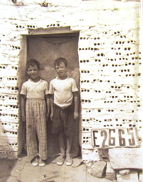 Dos hermanos gemelos frente a su chabola de Entrevas. En el Archivo Regional de la Comunidad de Madrid existe un buen nmero de fotografas en las que aparecen hermanos gemelos habitando viviendas en condiciones infrahumanas. ( Foto: JJMANCHA / Vallecasweb.com)