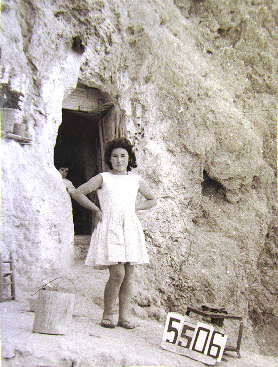 En esta cueva de La Sartenilla (Pueblo de Vallecas) vivan siete personas. Dentro de la tremenda humildad, a mano izquierda, una repisa sostiene dos tiestos que adornan la entrada. ( Foto: JJMANCHA / Vallecasweb.com)